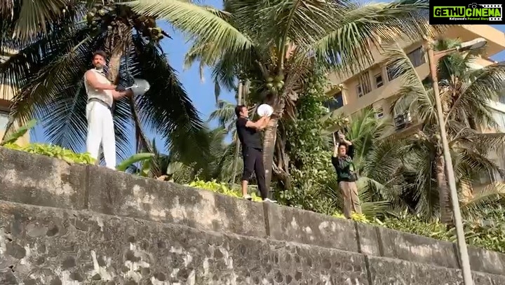 Hrithik Roshan Instagram - . When we realise, we are the strongest together. A big salute to all the essential workers of the nation selflessly putting their lives at risk to service and safeguard our society . ππ». #jantacurfew @akshaykumar #sajidnadiadwala