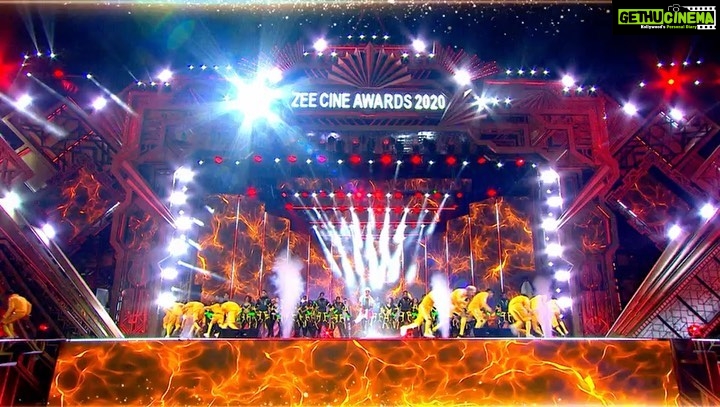 Hrithik Roshan Instagram - See you on your home screens at 7:30 pm, 28th March. Watch @zeecineawards on @zeecinema and @zeetv #ZeeCineAwards2020 #ZCA2020 #TaapmaanBadhega