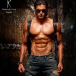 Hrithik Roshan Instagram - . मैं और मेरी तन्हाई अक्सर यह बातें करती हैं. की आज यह Abs होते तो कैसा होता।. . अगर यह होते तो ऐसा होता, अगर यह होते तो वैसा होता ।. जबकि मुझे ख़बर है की ABS नही हैं... कहीं नहीं हैं।. . लेकिन यह पागल दिल है की कह रहा हैं की वो हैं .. मोटे पेट के नीचे कहीं हैं...। . मैं और मेरी तन्हाई अक्सर यह बातें करती हैं ! . . Thanks dabs for this amazing shot ! #missingthedays @dabbooratnani @manishadratnani #dabbooratnanicalendar
