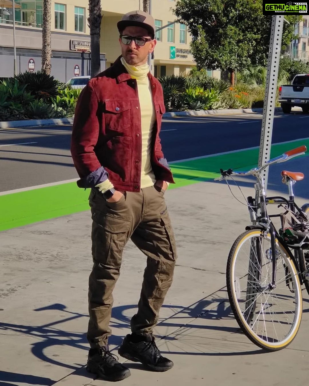 Hrithik Roshan Instagram - . Old poses, different places . I think what I bring back most from my travels is stories of other travelers I meet . Such a stimulating and enriching experience. Love sharing new ideas with my kids and my family. So much fun to learn about the culture and people at the places I visit. This trip to LA was one of those, while I celebrated my friends here, I also met some amazing people and heard their amazing stories. Thank you @bookingcom com for helping make travel so easy.. #ad #bookingcom #keepexploring #travellernottourist #staycurious #keeplearningkeepgrowing
