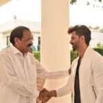 Hrithik Roshan Instagram - It was an honour to meet Shri M. Venkaiah Naidu, Vice President Of India. Had an enlightening conversation - his thoughts truly reflect the depth of his knowledge. Thank you for the opportunity Sir. Your words of encouragement mean the world to us, so grateful to have received yours and the entire family’s feedback and love for the movie. 🙏🏻 #Super30