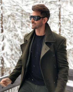 Hrithik Roshan Instagram - if I think I look good , does that make me look bad 🤔.
.
#weirdideas  #curiousmind #whattodo #itactuallymakessense