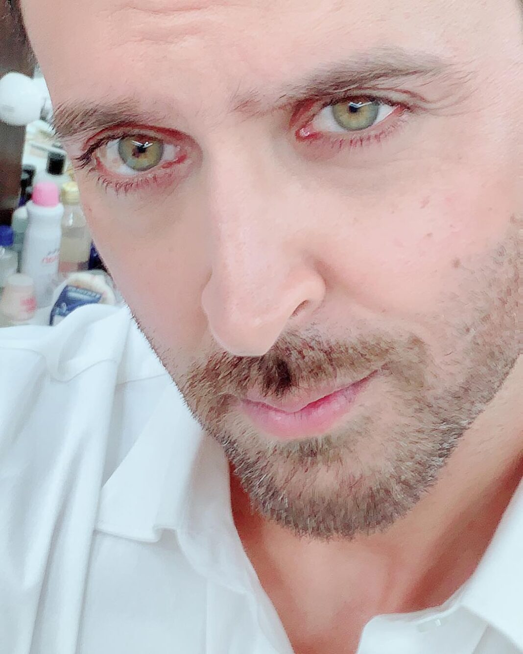 Hrithik Roshan Instagram - Took another selfie. Liked it. Then.. (you know how it goes) #shotoniPhoneXSMax #itsamazing