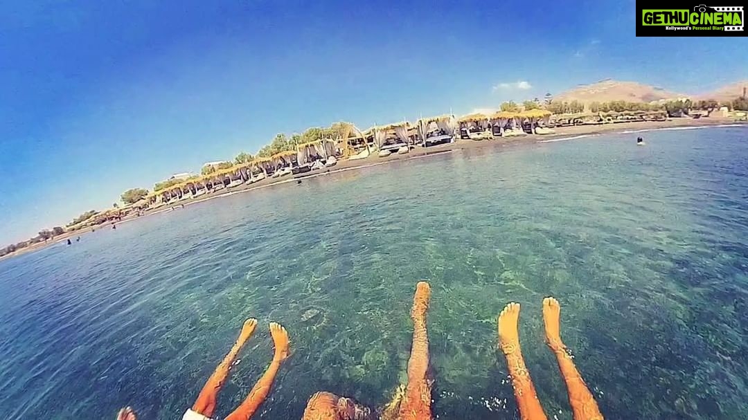 Hrithik Roshan Instagram - Just chillin. #thatshowitsdone #relaxationneedsimagination #ontopoftheworld🌎 #dontjustexist #exploreeverything #youarenotalone #notadroneshot Santorini Greece