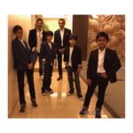 Hrithik Roshan Instagram - The quest for the perfect pic demands many trials. My kids aren't amused. PS: Shoutout to Vicky and his amazing boys Vihaan and Yuvaan. #boysnightout #dadcanwestopclickingpicsnow #wearehungry
