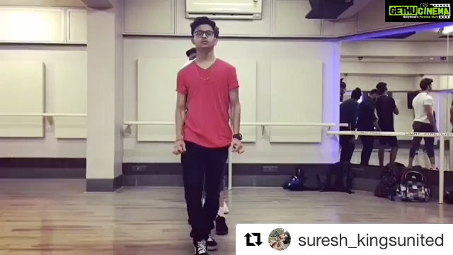 Hrithik Roshan Instagram - #Repost @suresh_kingsunited with @repostapp ・・・ @kings_united_india with our superstar @hrithikroshan for #Hrx shoot || @karthikkingsunited @mohanpandey @pavankingsunited And The last whom we gonna miss forever @pratik_kingsunited ( Love ya ❤️ bro ) #behindthescenes #hrithikroshan #hrx #shoot #adshoot #kingsunited #hrithik #hiphop #dubstep #dance #dancer #dancelife #kingsunitedindia #kingsup #hiphoplove #like4like #likeforlike #bollywood #actor #superstar