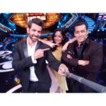 Hrithik Roshan Instagram - Kaun Shahenshah, kaun Sultan. At the end of it, we are all brothers. Me and Yami had an absolute blast on the sets with the one and only Salman Khan! #BiggBoss #dontjudgetheselfiestick