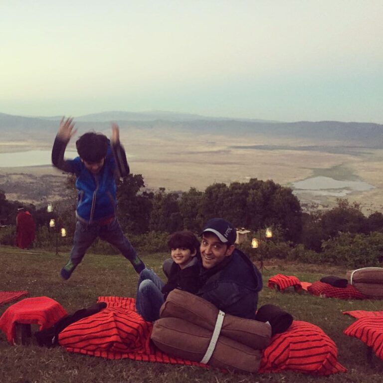 Hrithik Roshan Instagram - Indoors or outdoors, doesn't matter. Have mattress, will jump. #ampedup #familydinner