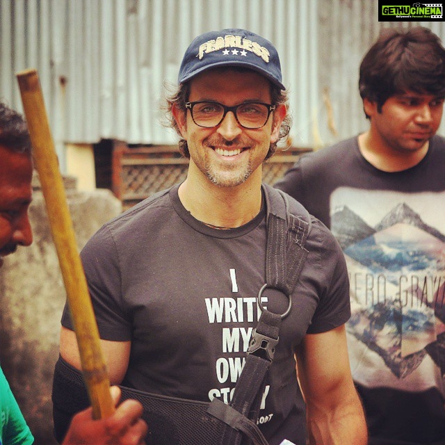 Hrithik Roshan Instagram - Wish my children were here with me 2watch their daddy help clean d neighbourhood. No better way 2 teach than by example. #swachhbharat