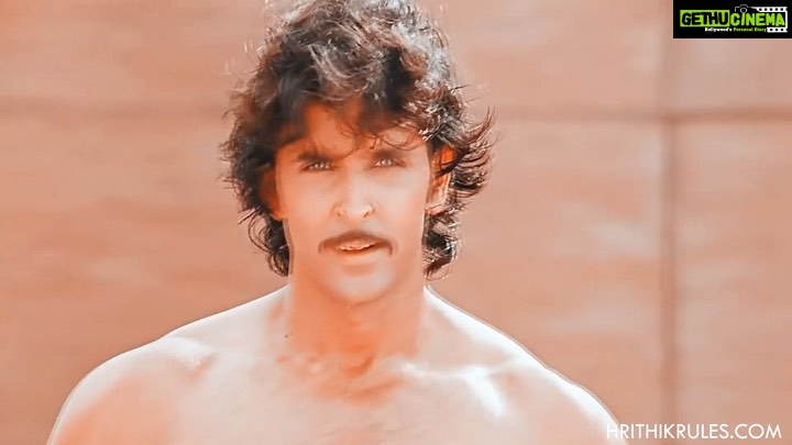 Hrithik Roshan Instagram - Memories . #JodhaaAkbar Man this movie was difficult . I was shit scared when Ashutosh Gowarikar offered it to me . Couldn’t understand how he could see someone like me commanding 10,000 soldiers. But then that’s what a director does . He envisions what you can’t . And that’s the reason I did the film . More than the script or story , it was for experiencing what this impossibility would do to me , how it would change me , make me stronger perhaps . And what I learnt was that to do strong things , you don’t need to be strong in the beginning ! In fact the decision of wanting to be strong comes before . And it MEANS having to choose that which is beyond your ability at the time of choosing. Trusting that the experience itself will do the rest. The challenge then itself creates the stronger you . It’s Magic . Try it . #happybirthdayashutoshgowariker