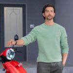 Hrithik Roshan Instagram - The new-age electric scooter, made in India, for India! Keep bouncing on with infinite range, on the @bounce_infinity. #PowerToThePeople #BounceInfinity #Ad