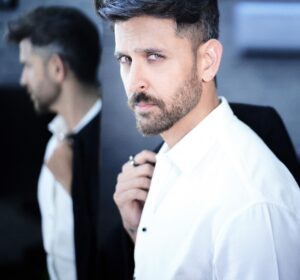 Hrithik Roshan Instagram - Lovely shoot with the inimitable @avigowariker. Thanks for always making me look cooler than I am!

#PostPackUpShot
Hair - @aalimhakim 
Makeup - vijay palande 
Styled by - @lakshmilehr