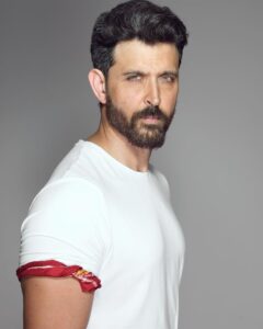 Hrithik Roshan Instagram - Try something fun with these pocket squares! Who said traditional can’t be fashionable 😉 

Check out this fashion forward #VocalForLocal designer @vforhim! The creative fusion of tradition and trend never looked so cool. #VermilionByVinti .

@prasadnaaik @aalimhakim @lakshmilehr