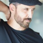 Hrithik Roshan Instagram - . Ye selfie hai . कैमरे का बटन मेरे हाथ में है । वाह! आइ एम प्राउड ओफ़ मायसेल्फ़ ।
