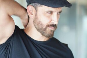 Hrithik Roshan Instagram - .
Ye selfie hai . 
कैमरे का बटन मेरे हाथ में है ।
वाह! आइ एम प्राउड ओफ़ मायसेल्फ़ ।