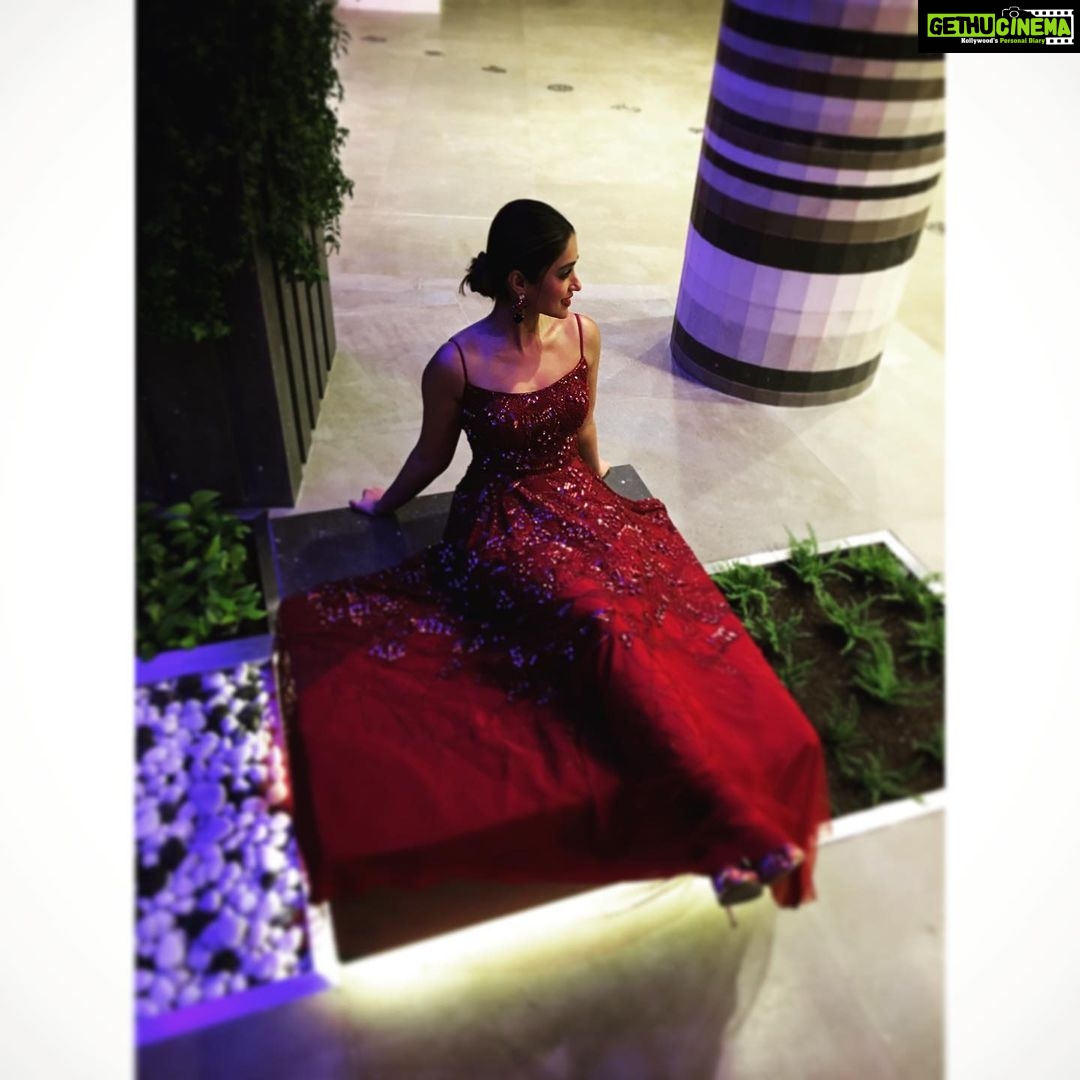 Ileana D'Cruz Instagram - Just sitting here waiting for the world to get back to normal 🙇🏻♀️