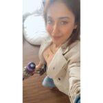 Ileana D'Cruz Instagram - I just might be a little obsessed with my Dyson V11 Absolute pro... Can’t decide what I love more- The multiple attachments, the fact that it’s cord-free yet super powerful, or that I can zip around the house with it right before guests arrive to tidy up in an absolute jiffy. You pick 🤓💁🏻‍♀️ #dysonindia #dysonhome