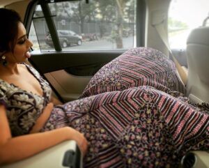 Ileana D'Cruz Instagram - Them: sit like a lady. 
Me: 💁🏻‍♀️