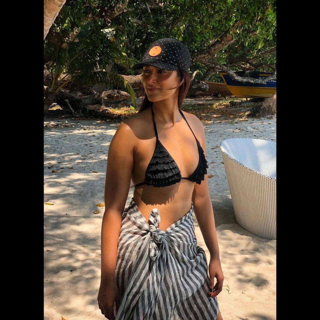Ileana D'Cruz Instagram - But there’s a buffet behind you 🍹🍺🥘🍔🍰 #tb Munjoh Ocean Resort