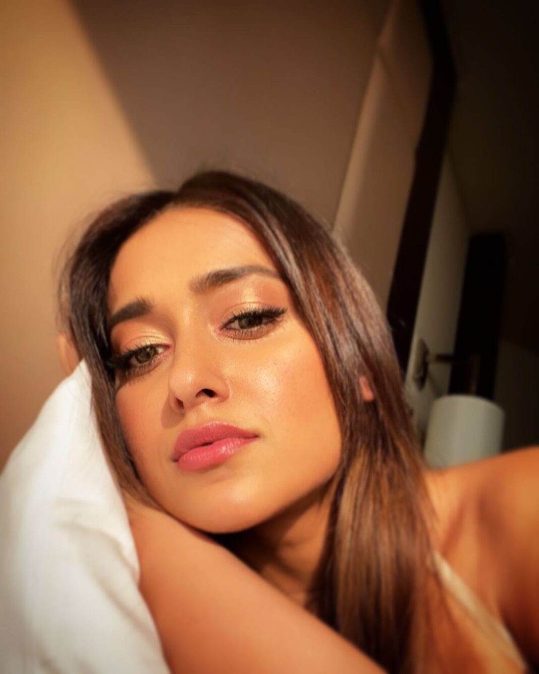 Ileana D'Cruz Instagram - Yes I know it’s midday. No I don’t want to get out of bed. #itstheweekendbaby #slumbersaturday
