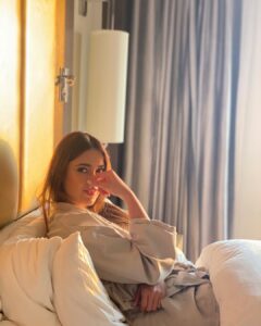 Ileana D'Cruz Instagram - When you thinking about ordering those fries 🍟 
Do it hun! It’s the weekend it don’t count 😋