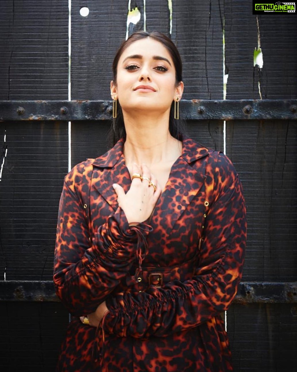 Ileana D'Cruz Instagram - Hello...no I don’t have a sore neck 📸 @trishasarang
