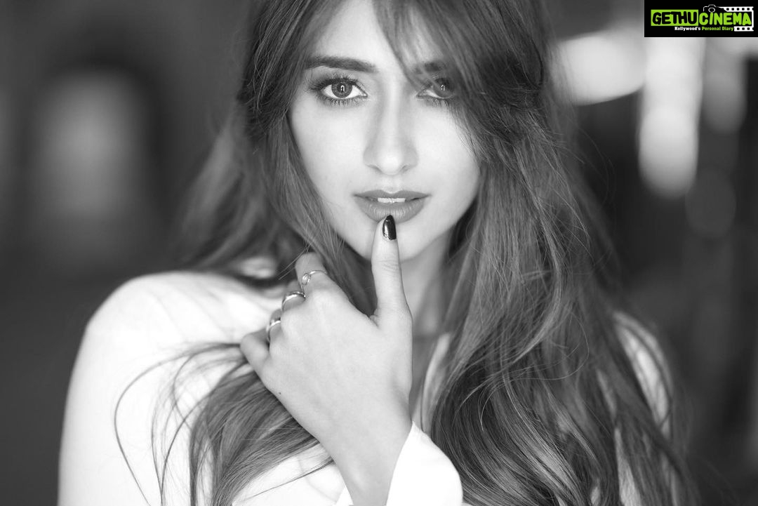 Ileana D'Cruz - 494.9K Likes - When the dessert trolley gets rolled out.. β’ β’ β’ πΈ @avigowariker