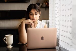 Ileana D'Cruz Instagram - Mesmerised 😍😍😍 #macbookair #apple 📸 @andrewkneebonephotography