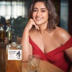 Ileana D'Cruz Instagram - Celebrating this #collaboration with TOKI - The Japanese Blended Whisky from The House Of Suntory! Bright lights, happy smiles and my glass of Toki! This Christmas is going to be fabulous! TOKI is a blend of luxury whiskies from the founding house of Japanese whiskies, The House of Suntory. It’s timelessness and versatility as a whisky blend is inspired by reinvention. May your days be lovely and bright! Merry Christmas!! Kanpai! • • • #toki #suntorytoki #yamazaki #hakushu #chita #japanesecraftsmanship #tokitime #HouseOfSuntory #suntorytime -Drink Responsibly -The content is for people above 25 years of age only Dashanzi