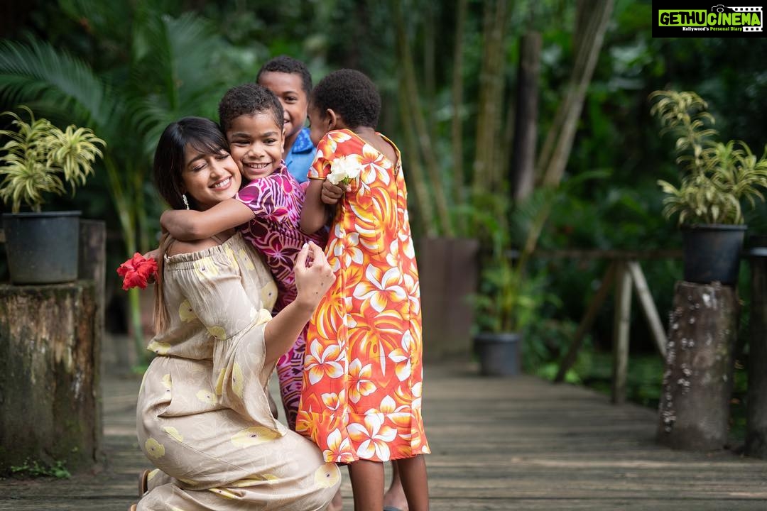 Ileana D'Cruz Instagram - The more you smile, the brighter the sun shines. Happy Fiji Day, my dearest Fiji 🎉♥️ #BulaHapiness #fijinow #Ileanainfiji #fijihappy 📸@andrewkneebonephotography