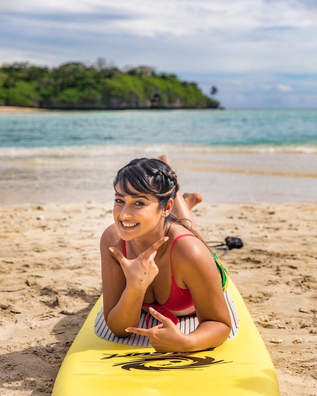 Ileana D'Cruz Instagram - World Class Surfing with some epic swells where else but in Fiji! If you love Surfing you will love Fiji ! Come experience some awesome waves in the magnificent waters of Fiji! #fijinow #fijihappy #ileanainfiji #bulahappiness 📷 @bhushanbagadiapositives InterContinental Fiji Golf Resort & Spa