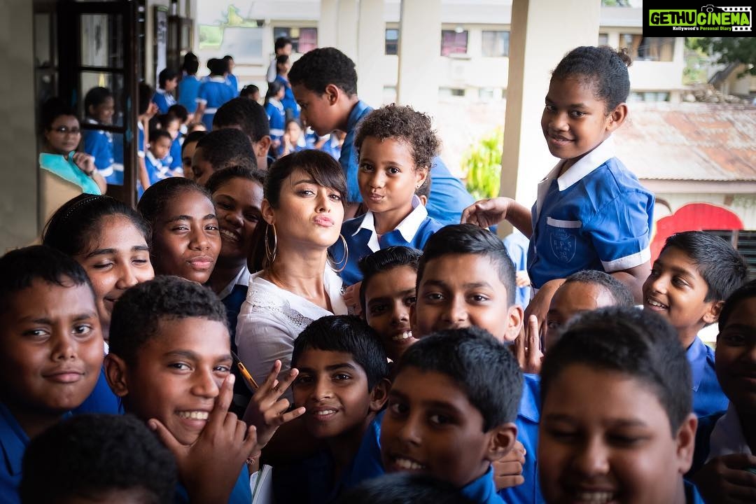 Ileana D'Cruz Instagram - Fiji truly is a place where happiness finds you! And these gorgeous Fijian kids were just pure sunshine ♥️ #fijinow #fijihappy #bulahappiness #ileanainfiji 📷 andrewkneebonephotography