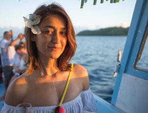 Ileana D'Cruz Instagram - Happiest by the sea, with sandy toes and wind blown hair, soaking in the sun ☀️♥️🌊 @turtlefiji #sunshine #tanlines #beachbum #sunsandsea #fiji #turtleislandfiji #throwback
📷 @andrewkneebonephotography 😍