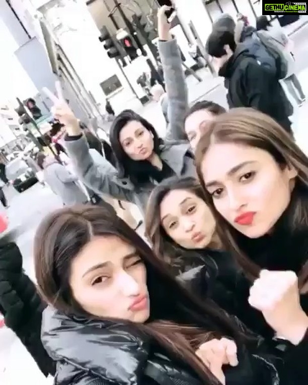 Ileana D'Cruz Instagram - Throwback to these crazies 😝 miss you guys!!! @sanamratansi @athiyashetty @priyangis ♥️ #throwback #mubarakan #crazies #londondiaries