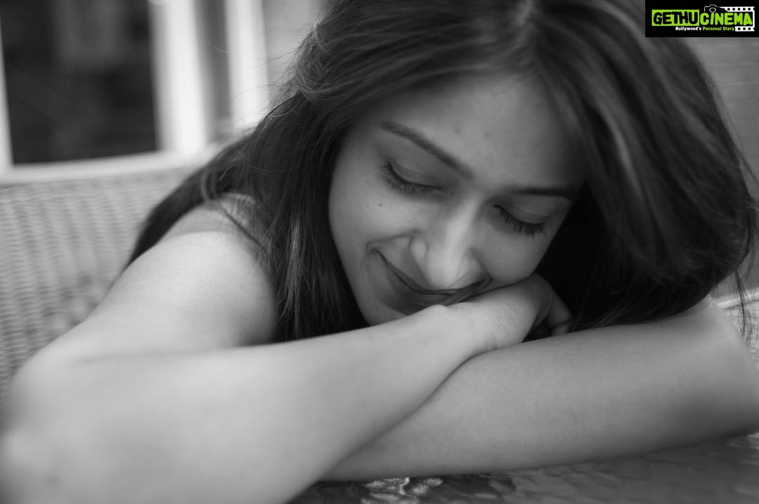 Ileana D'Cruz Instagram - U guys make me happy ♥️♥️♥️ 6 MILLION 🙏🏼🙏🏼🙏🏼 Photo credit: @andrewkneebonephotography