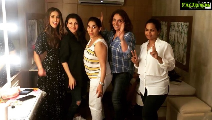 Ileana D'Cruz Instagram - How we celebrate a film wrap! @sanamratansi @nimster_t @divyachablani @sheetalfkhan #mubarakan #squad #woooohoooo #madhatters #myglamsquad Mehboob Studio