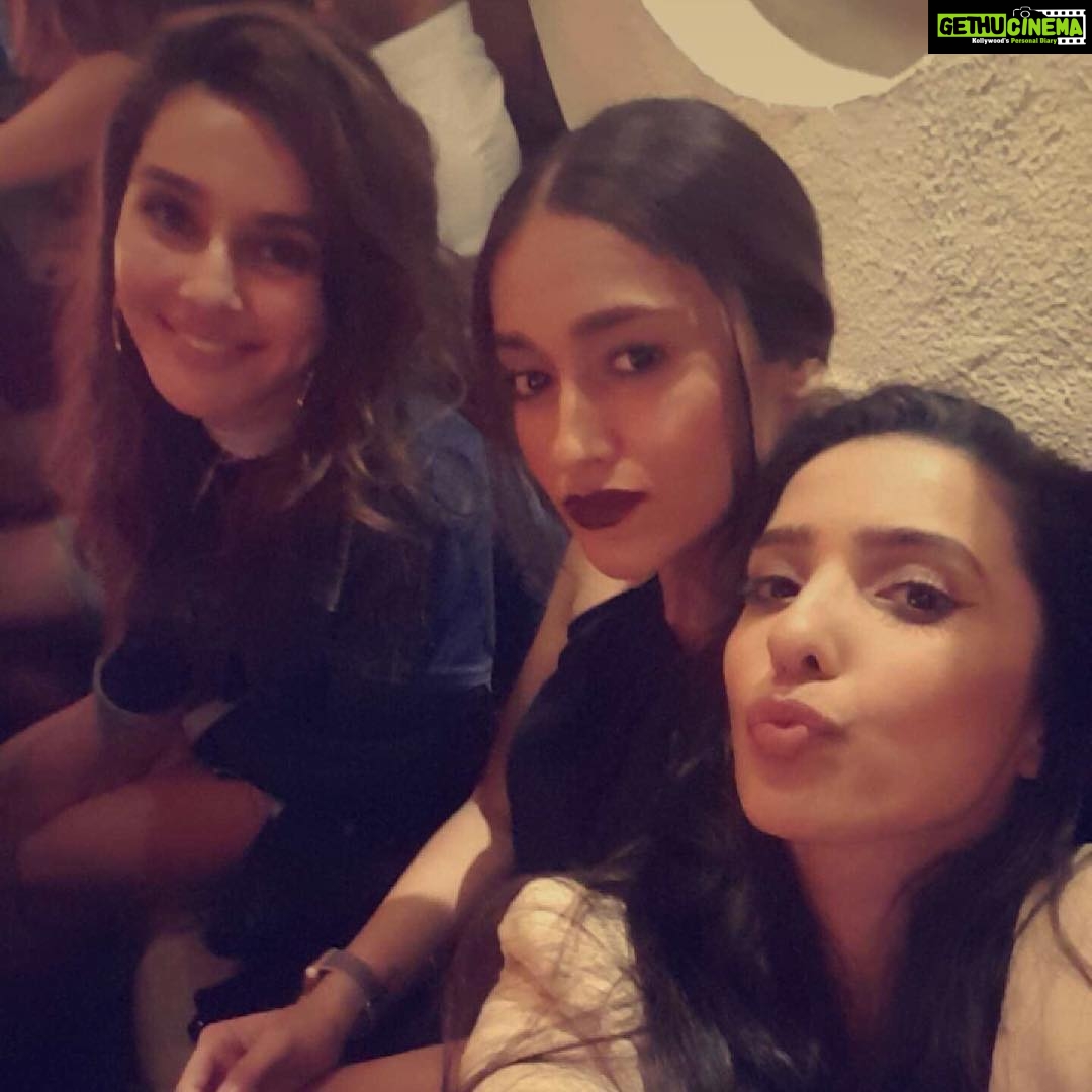 Ileana D'Cruz Instagram - First thanksgiving dinner involved a lot of selfies!!!!! 😛😘 #thanksgiving #butfirstlemmetakeaselfie #forgetturkeywegotstuffed #dindin