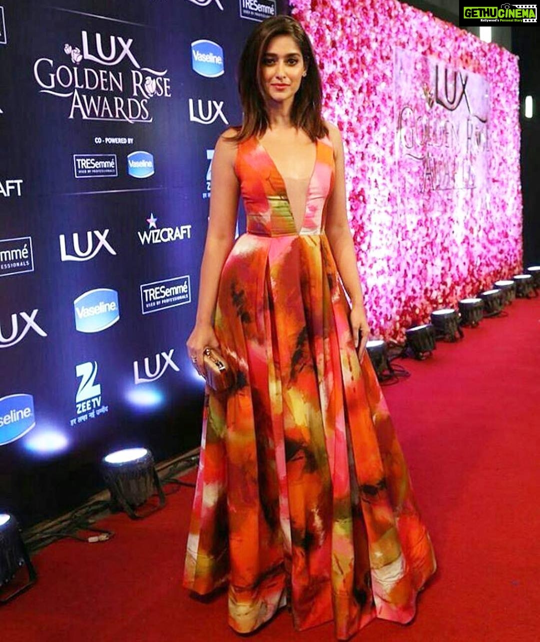 Ileana D'Cruz Instagram - @pvijan & perseverance 😘 #luxgoldenroseawards