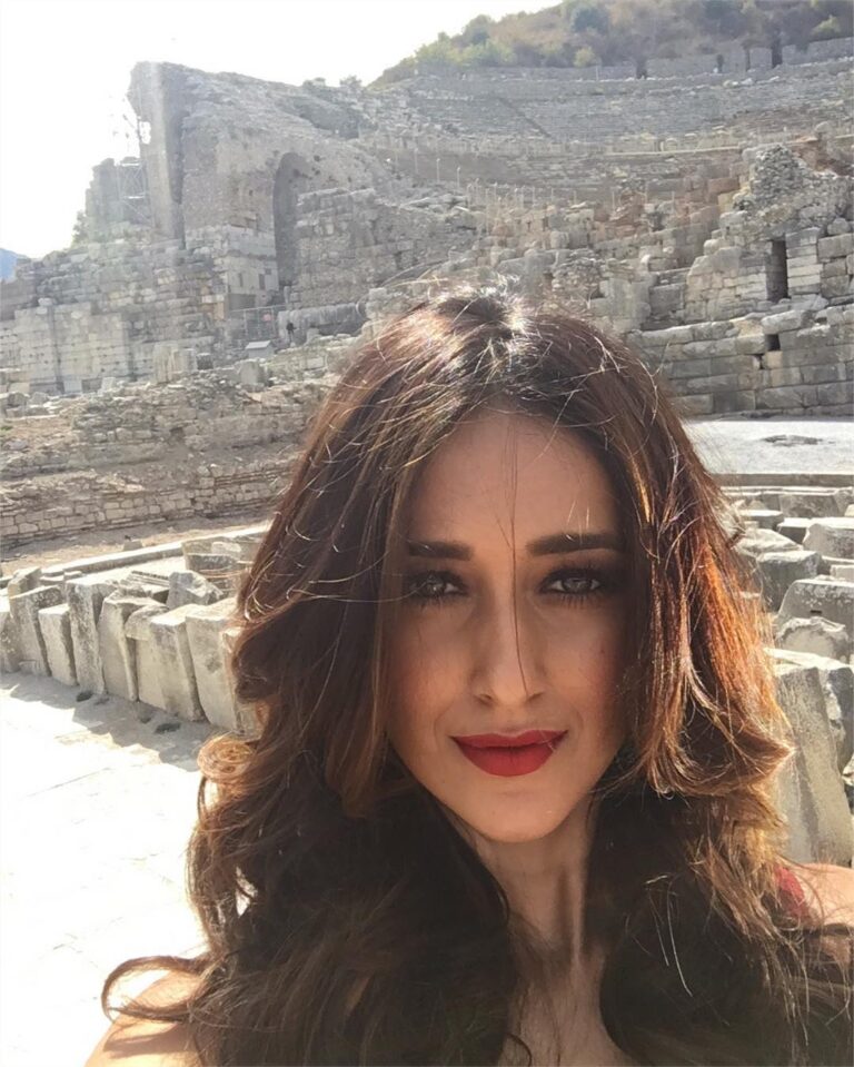 Ileana D'Cruz Instagram - Putting this up on the insistence of @pvijan 😉😘 @divyachablani @sheetalfkhan thank u making me look lovely 😍❤️ #ephesus #ancientcity #turkeydiaries #nofilter Ephesus Ancient City