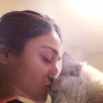 Ileana D'Cruz Instagram - Kisses for Blue ❤️❤️❤️💙💙💙 #kittykisses #sheloveskisses #ithinkshelikesme #catladyalert