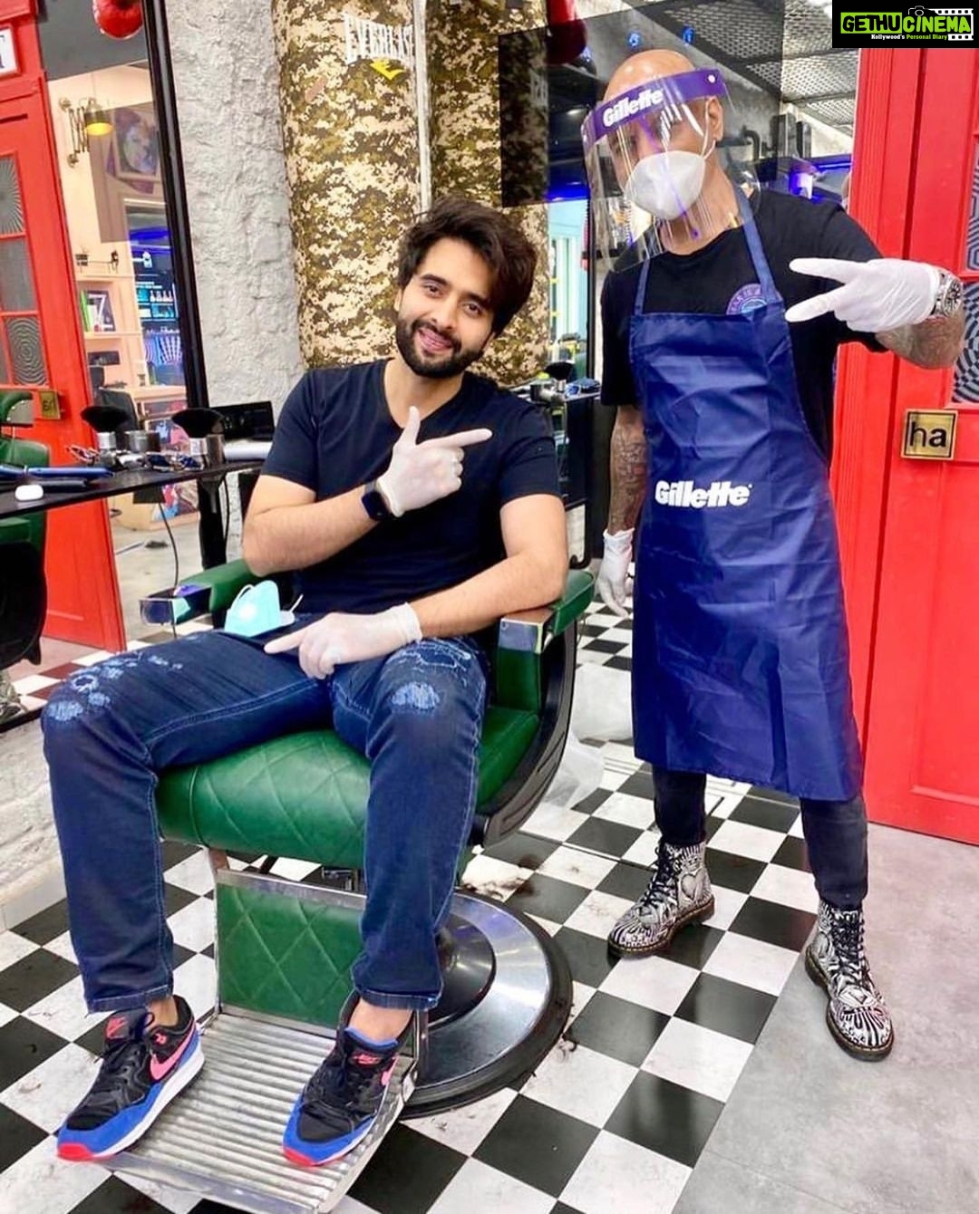 Jackky Bhagnani Instagram - Finally got my haircut!! सर का बोझ हल्का हो गया  😬😉 Thankk youuu @aalimhakim . #Repost @aalimhakim with @get_repost ・・・  @jackkybhagnani at Salon Hakim's Aalim after getting his