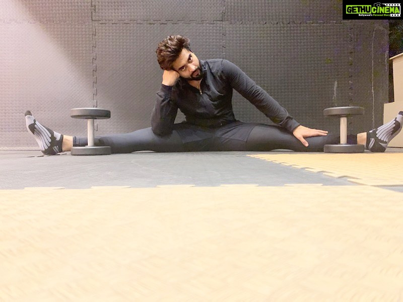 Jackky Bhagnani Instagram - Its not a workout post. Just trying to think what to do next !! 🙄 #QuarantineLife #StayHome #StaySafe #HomeQuarantine