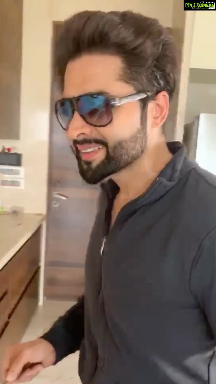 Jackky Bhagnani Instagram - The Chef for today- हम खुद Yes, I can make decent dosa’s 😉 #Dosawala #QuarantineLife