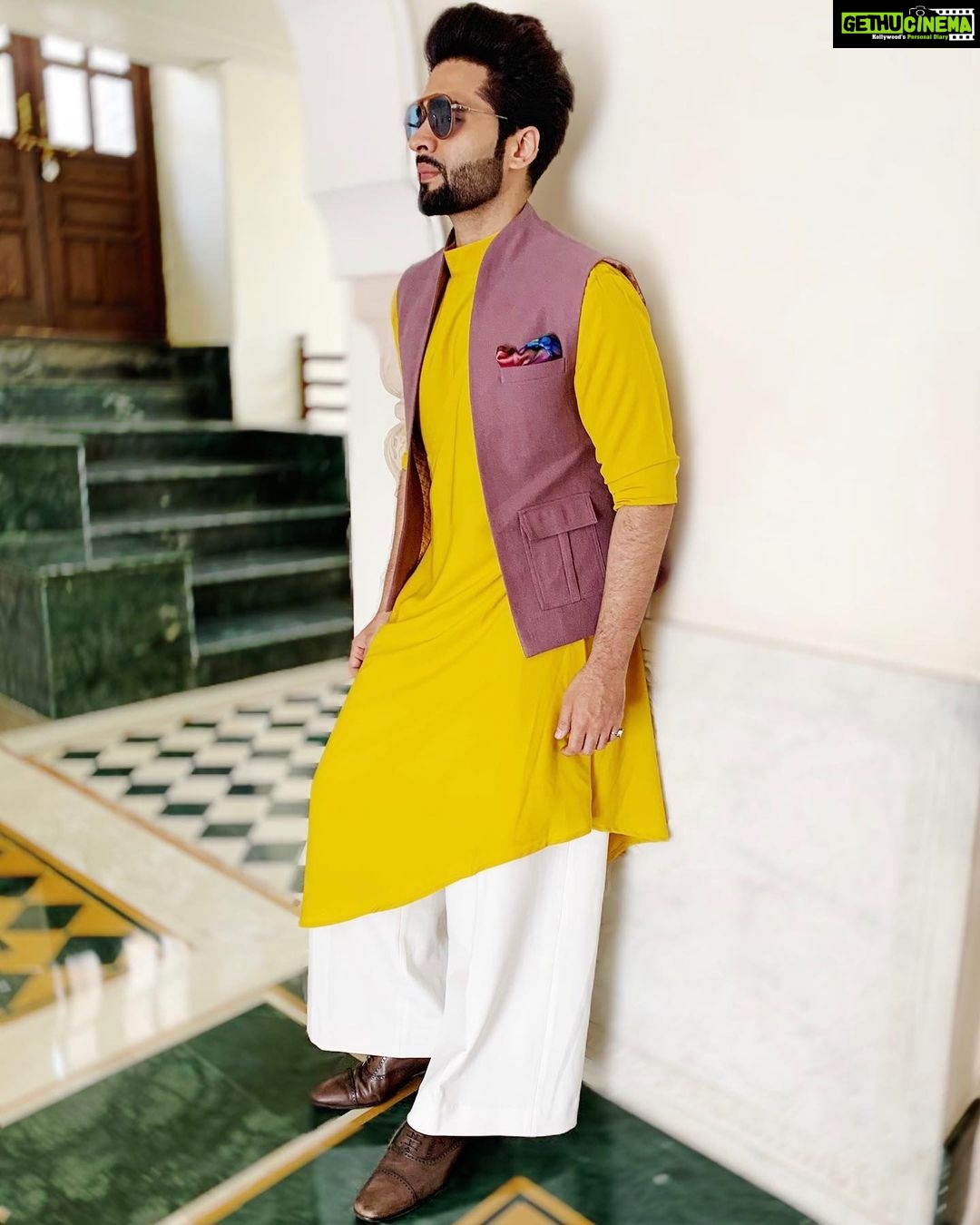 Jackky Bhagnani Instagram - Always looking at the bright side of Life 💛💫 Outfit - @deepakparwani