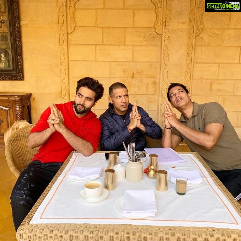 Jackky Bhagnani Instagram - Team #BellBottom in action! @ranjitmtewari @aseemarora @akshaykumar