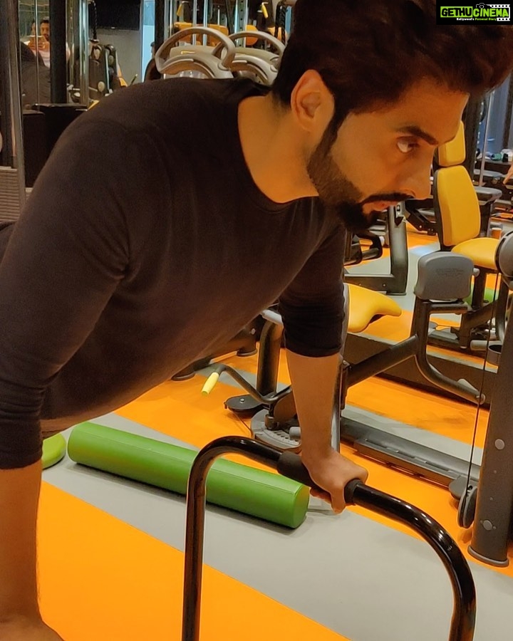 Jackky Bhagnani Instagram - They say, “Do what makes you happy. This is my Happy hour! 😉💪🏻 @the_movementor #kasrat #fitnessmotivation #healthylifestyle