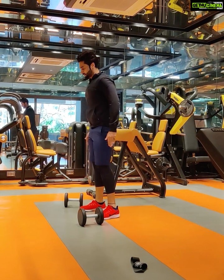 Jackky Bhagnani Instagram - Hustle for the muscle💪 #Kasrat