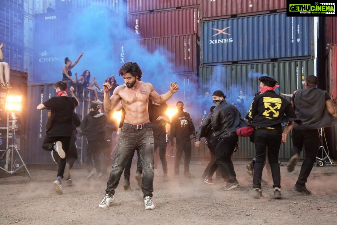 Jackky Bhagnani Instagram - Grooving my way through the weekend πΊπ»