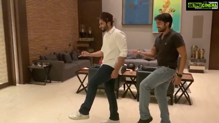 Jackky Bhagnani Instagram - Love ka season ho, ya celebrations ka, express your love in the sweetest way possible. This was my #AaJaana moment with my best friend and brother for life. @mistergautam I just wanna say thanks for being there for me hamesha, and I love you x100 bro! It's been more than 15 years and here's looking forward to many more crazy times like these. Share your moments asking your family, friend, lover or anyone close to you to #AaJaana @deepshikhadeshmukh @geneliad @riteishd @sophiechoudry @bhumipednekar @patralekhaa @ayushmannk @nushratbharucha @rajkummar_rao