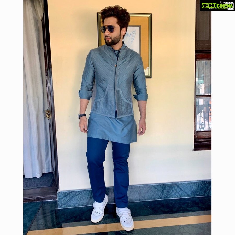 Jackky Bhagnani Instagram - Carpe Diem💙 . Outfit- @kunalaniltanna Hairstylist - हम खुद 😉 . #Uttrakhand #uttarakhandfilmconclave2019 #mussoorie